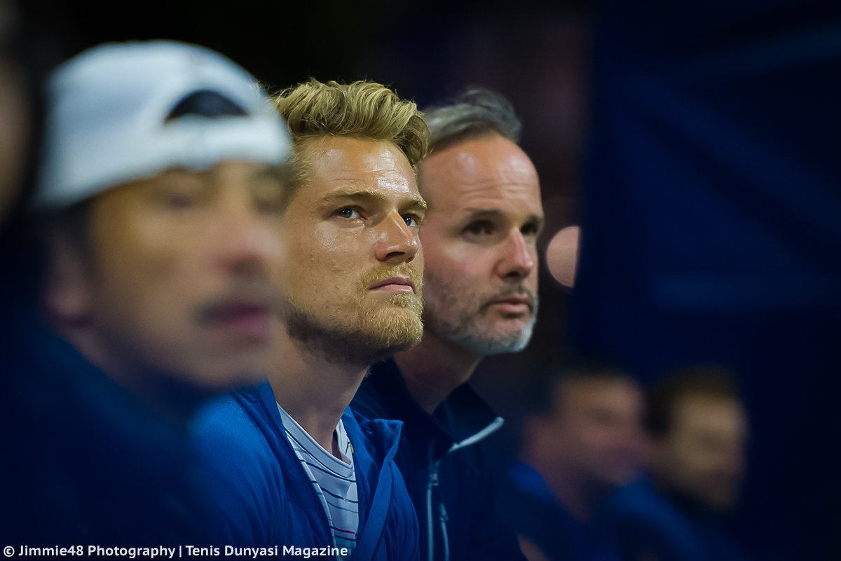 JJlovesTennis's tweet photo. Team Jule watches on as she breezes into the third round at the @usopen https://t.co/kPdbMWjDri