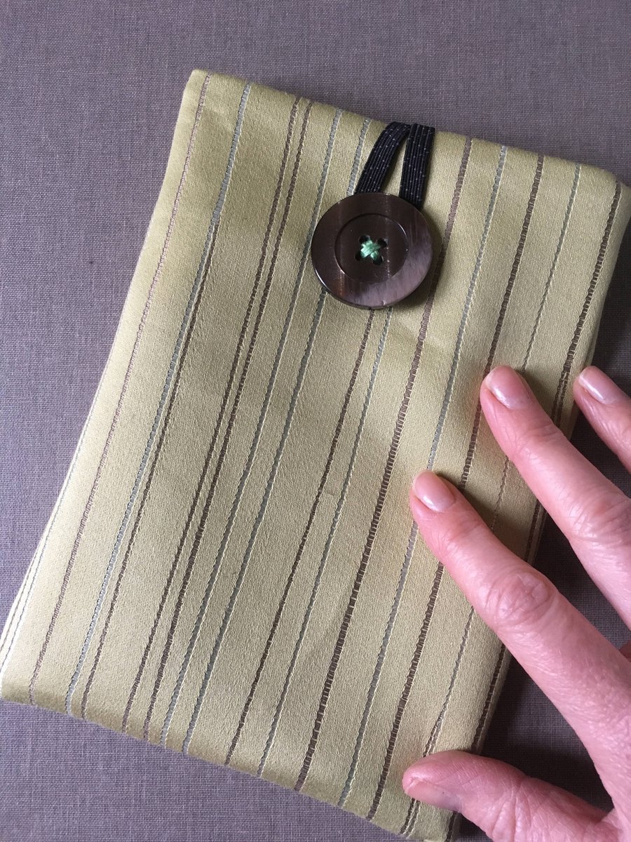 ShabbySheUK's tweet photo. Small tablet cosy, Kindle case, Kobo Aura sleeve, e-Book holder, A6… https://t.co/A7iRTnQq7p #etsyuk #ReaderGiftIdea https://t.co/kcWUQppjuh