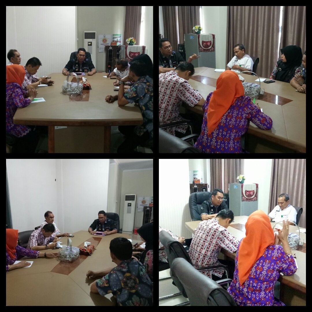 DinsosMKS's tweet photo. Kadis Sosial DR. H. Mukhtar Tahir M. Pd melakukan rapat koordinasi bersama sekdis serta seluruh kabid. Kamis, 31 Agustus 2017. https://t.co/l5T946g1Hs