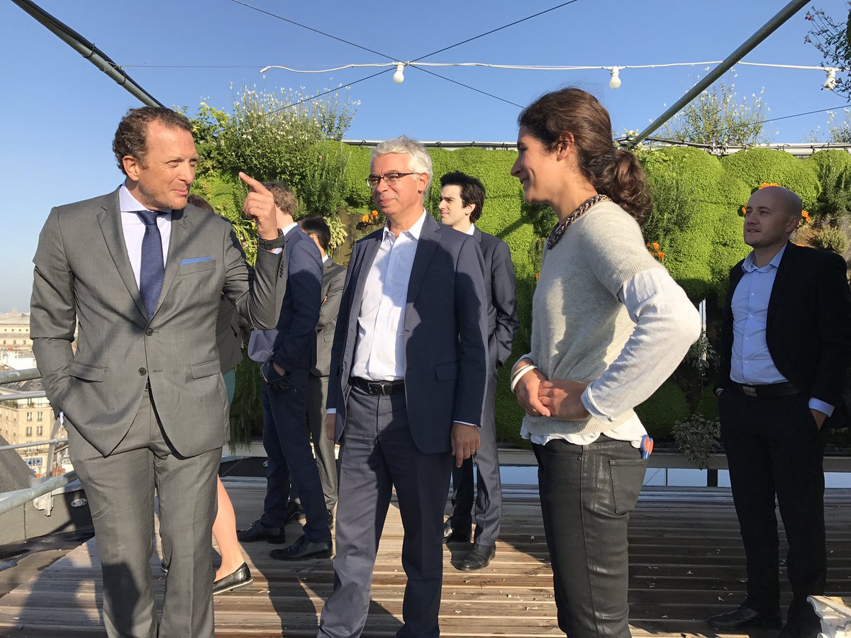 Ferme urbaine Sous les fraises souslesfraises.com sur le toit du BHV Marais.