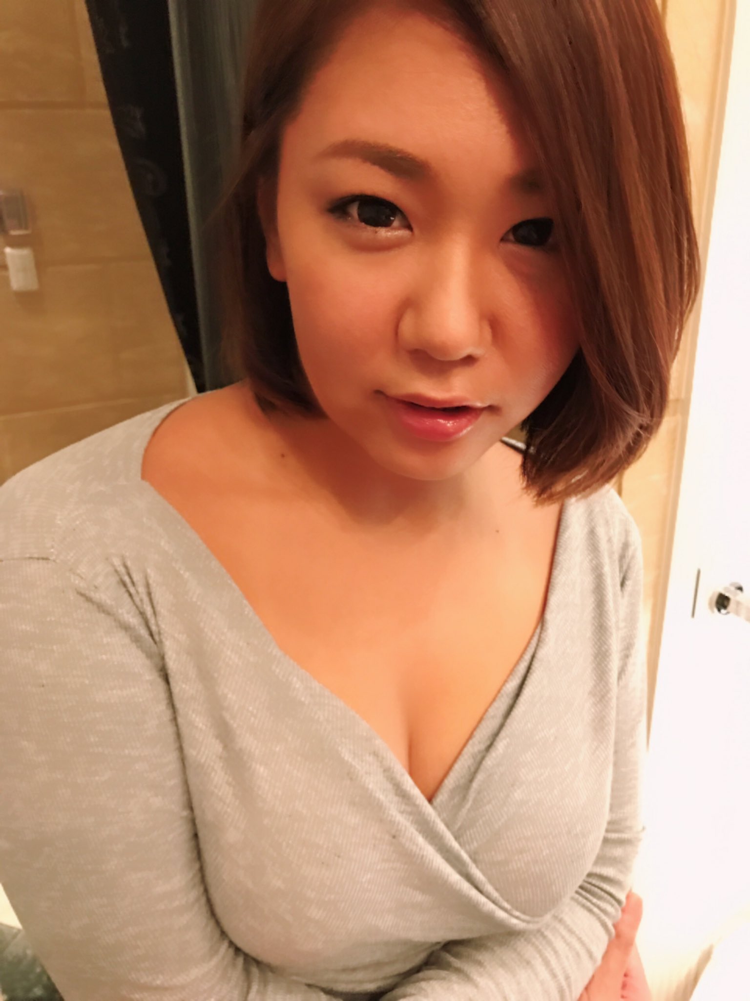 志戸哲也 on X: 10日間も日本人女性と楽しめなくなっちゃうので、 出発前にドエロBODYの堀越なぎさちゃんと撮影😏  たっぷりオッパイ吸い尽くした👍 5分後に成田発 同じ便に顔見知りのポーカープレイヤーが沢山 大企業の役職持ちさん達も結構いる さー楽しみ楽しみ  行って ...