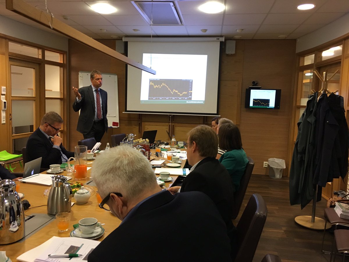 Anne-Maria Salonius (@amsalonius) on Twitter photo Toimitusjohtaja <a href="/PeterWiklof/">Peter Wiklöf</a> avaa perinteisen kesäseminaarin <a href="/alandsbanken/">Ålandsbanken</a>'in #pääkonttori'ssa #talous #markkinakatsaus #pankki #ahvenanmaa Toimitusjohtaja <a href="/PeterWiklof/">Peter Wiklöf</a> avaa perinteisen kesäseminaarin <a href="/alandsbanken/">Ålandsbanken</a>'in #pääkonttori'ssa #talous #markkinakatsaus #pankki #ahvenanmaa