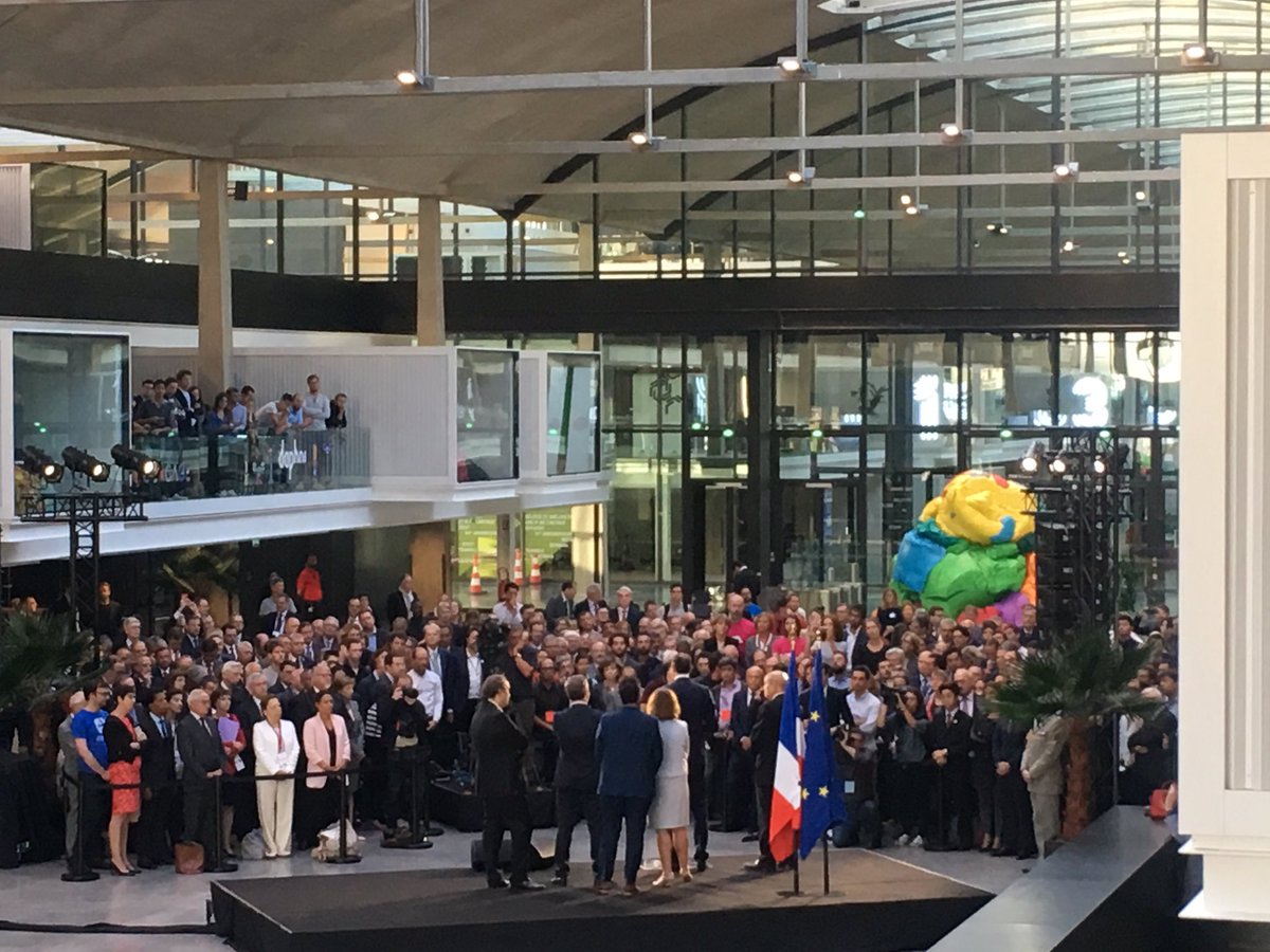 Anne_wondering's tweet photo. Tiens! Bonjour monsieur le Premier Ministre, c'est cool #StationF hein. ☀️🌸Et la statue vous la trouvez comment ? #koons #licornepoop https://t.co/ba5jLo3kNU
