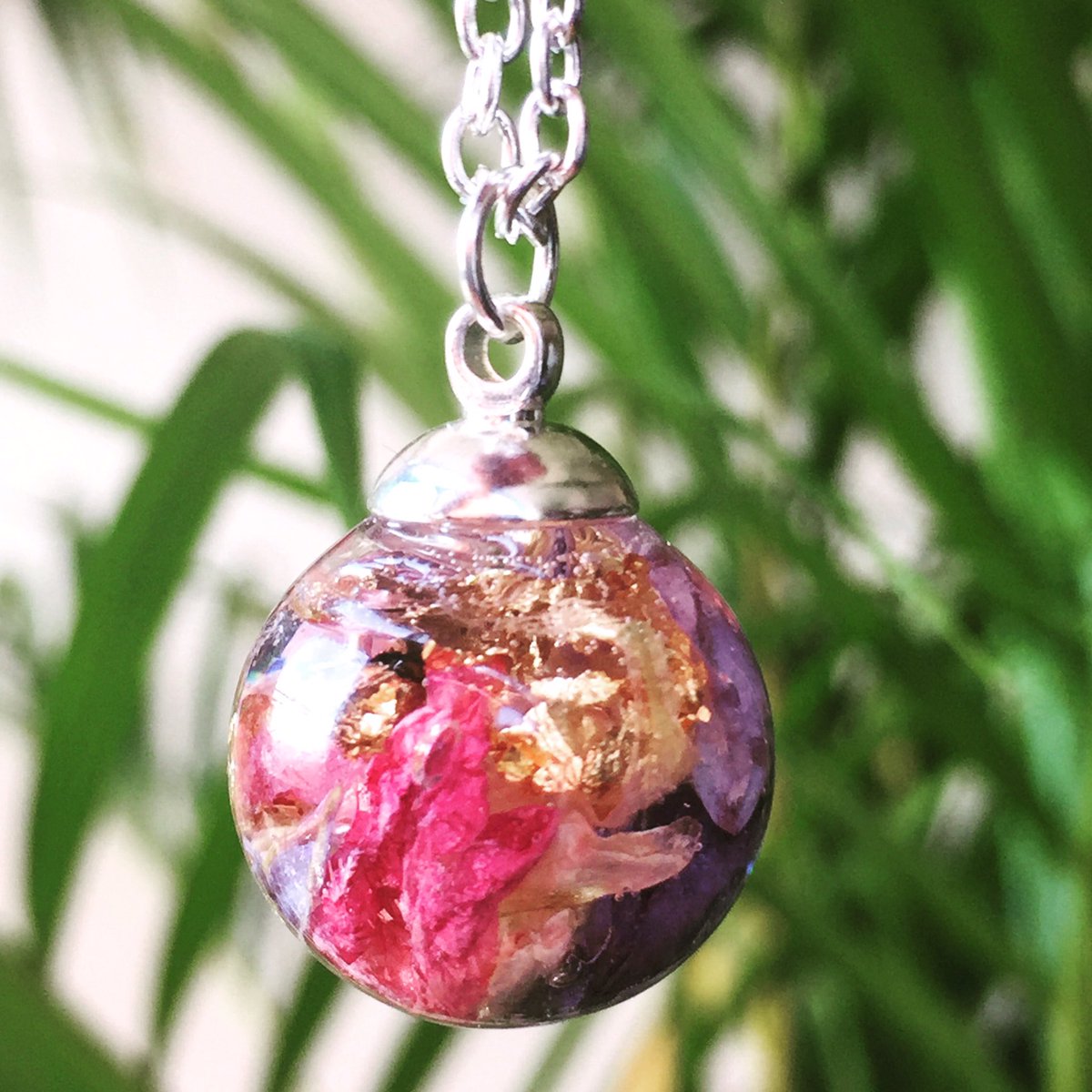 Capture a piece of summer in these grogeous delphinium, hydrangea &amp; gold leaf orb necklace by <a href="/ameowdesigns/">Ameow Designs</a> 🥀made with British grown flowers