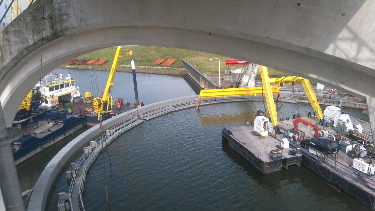 Rijkswaterstaat's tweet photo. Eerste #vizierschuif #Amerongen is vervangen. Volgende stop voor het tijdelijke keermiddel: #stuw #Driel. Lees meer https://t.co/KWw71joUbV https://t.co/A4o5OHPgYW