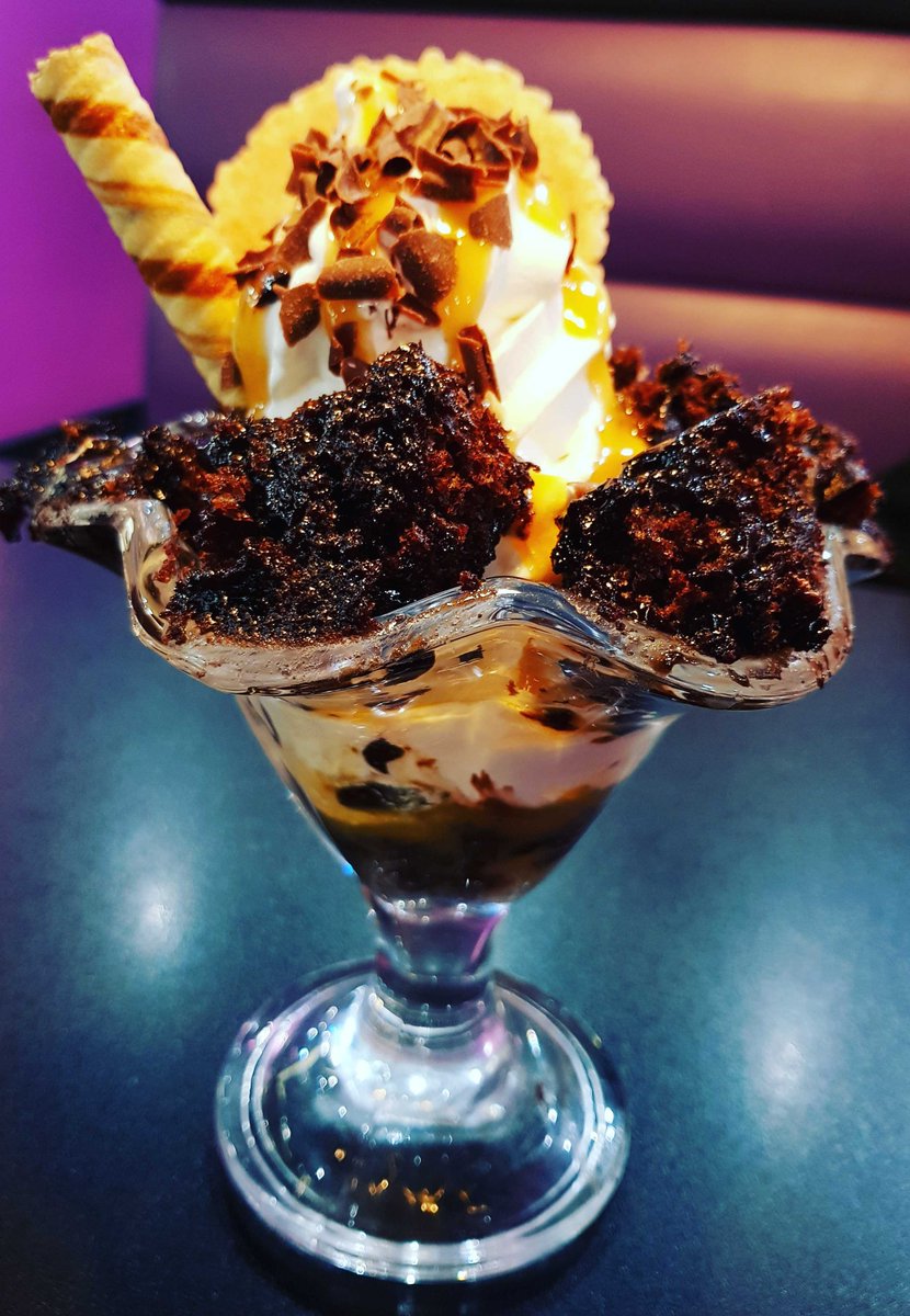 Foodie_Moodies's tweet photo. #throwback to this delicious volcano sundae from @CreamsCafe. #dessert #foodies #foodporn #foodgasm #cheatmeal #fatdays #happiness https://t.co/izxy9LPgBL