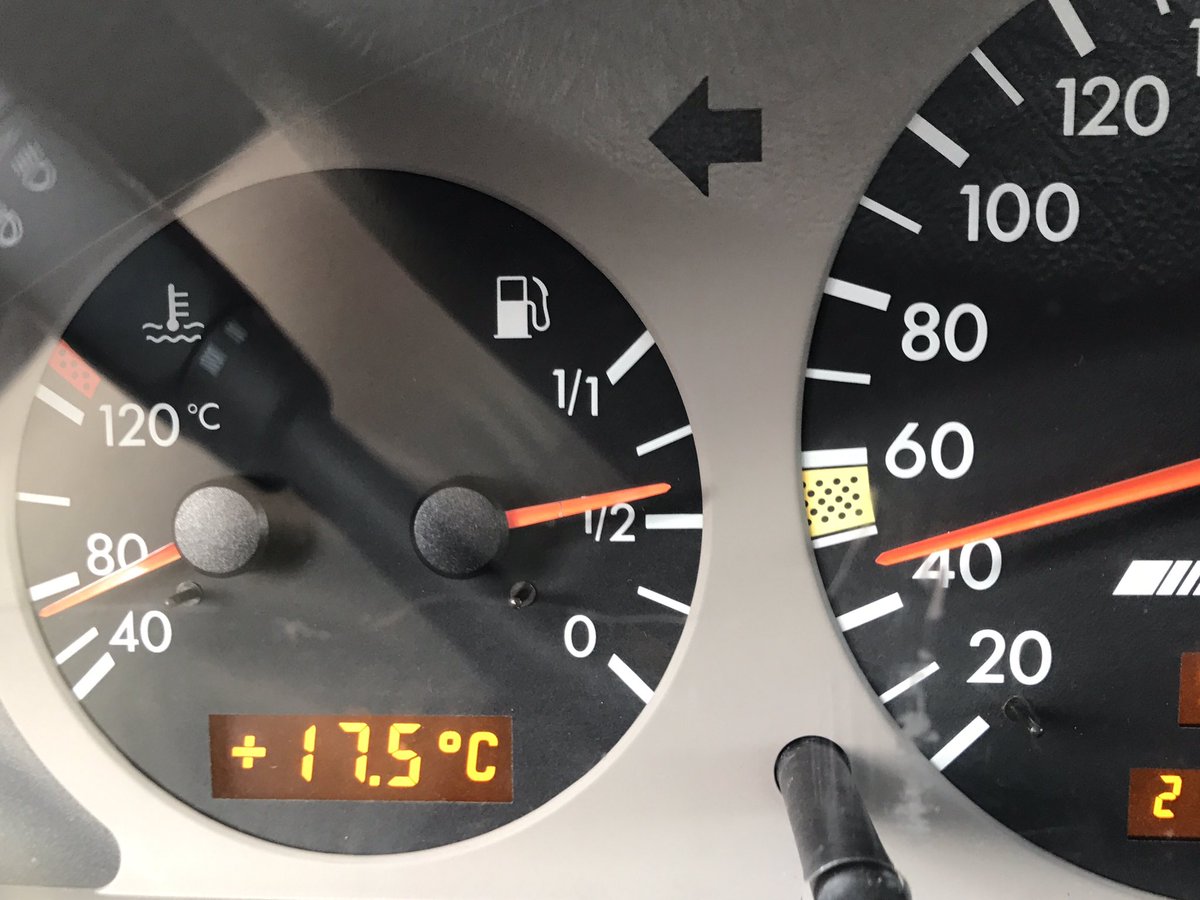 Le he puesto 40€ de gasolina 95 y la aguja no llega ni a 3/4. Es como si el coche me llamara "pobre" a la cara. 😰