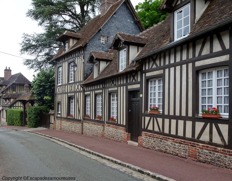 Escapadesamour's tweet photo. Bon #jeudiarchi avec les maisons à colombages de #Lyonslaforêt. J'ai adoré ce joli village normand, dommage le ciel était blanc ce jour là. https://t.co/6R1qzvrhY0