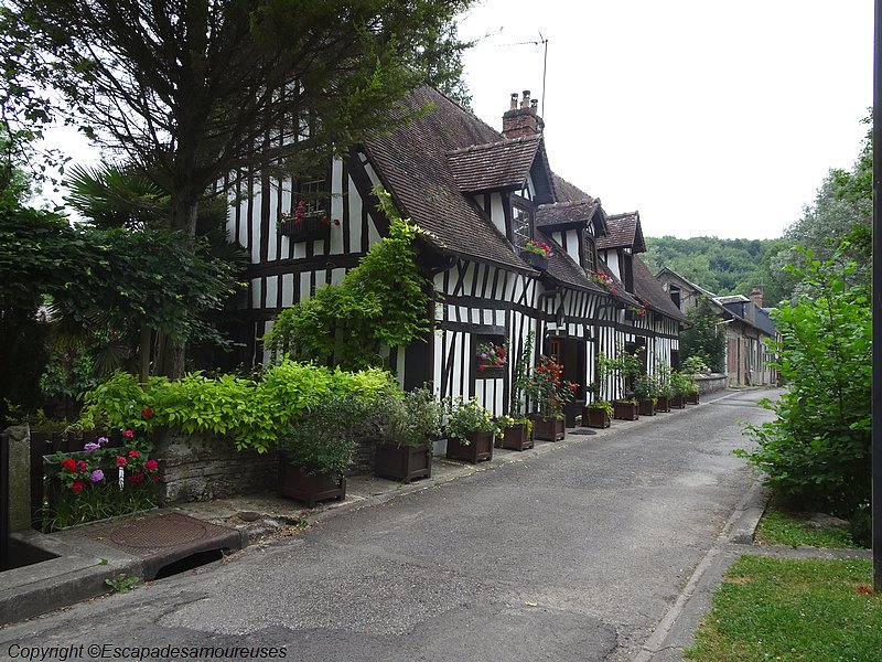 Escapadesamour's tweet photo. Bon #jeudiarchi avec les maisons à colombages de #Lyonslaforêt. J'ai adoré ce joli village normand, dommage le ciel était blanc ce jour là. https://t.co/6R1qzvrhY0