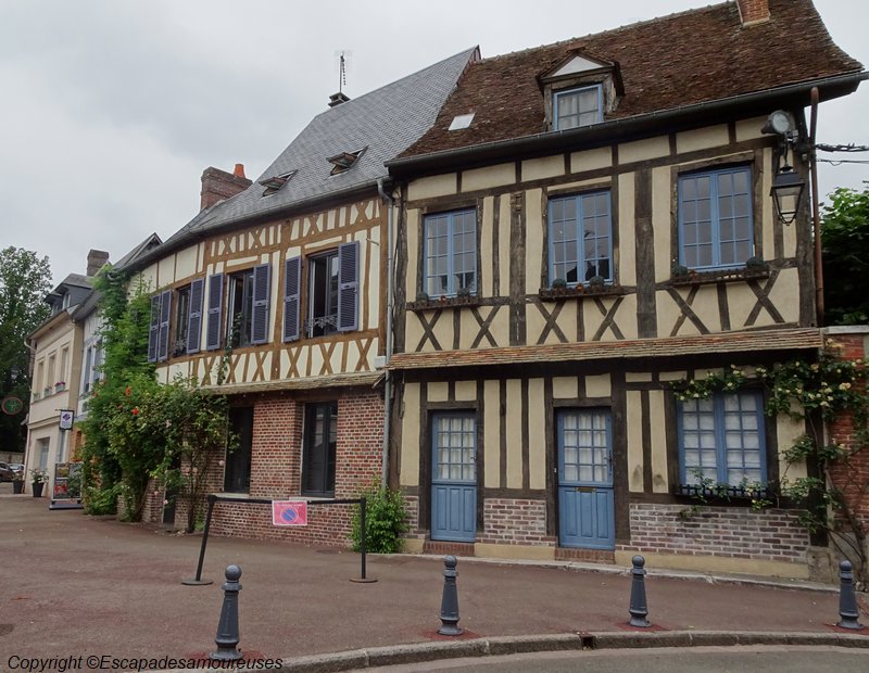 Escapadesamour's tweet photo. Bon #jeudiarchi avec les maisons à colombages de #Lyonslaforêt. J'ai adoré ce joli village normand, dommage le ciel était blanc ce jour là. https://t.co/6R1qzvrhY0