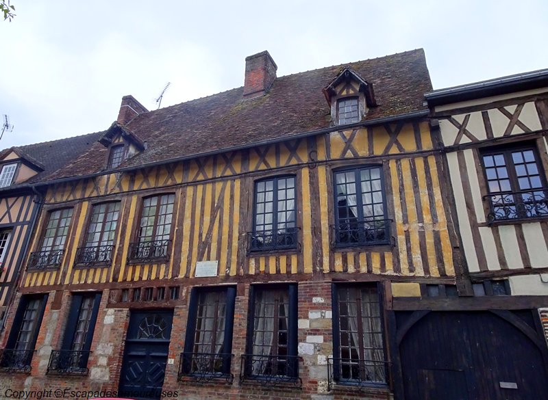 Escapadesamour's tweet photo. Bon #jeudiarchi avec les maisons à colombages de #Lyonslaforêt. J'ai adoré ce joli village normand, dommage le ciel était blanc ce jour là. https://t.co/6R1qzvrhY0