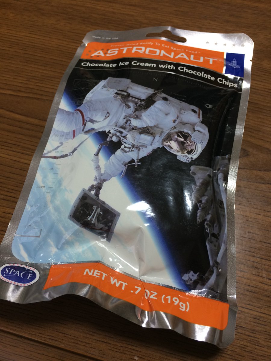 自遊人 かっか 育児中 Nasaで買った宇宙食のアイス食べてみた 全然冷たくないけどw味はアイス 軽い感じで美味しかったぁ Nasa 宇宙食 アイス アメリカ
