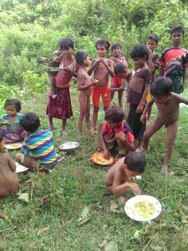 Mdsadikkhan1's tweet photo. #Rohingya minority Muslims children. What you feeling?#FoodForRohingya
#SaveRohingya @JamilaHanan @UN @IslamicReliefUK @Refugees @OIC_OCI https://t.co/UDbhpH1Za3