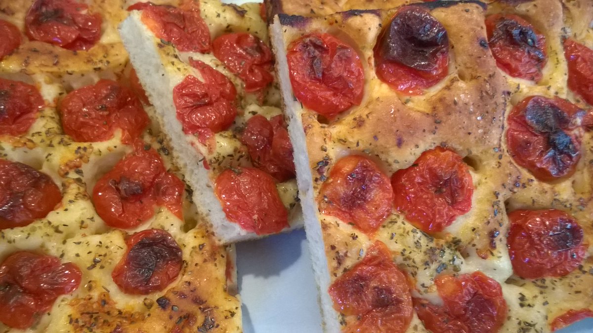 BarGluck's tweet photo. #Buongiorno ecco i nostri #spezzafame o #spuntini o #snack . Caldi e profumati. #pizza #focaccia #snacks #goodmorning #bonjourMilano https://t.co/xBuJwcdbX4