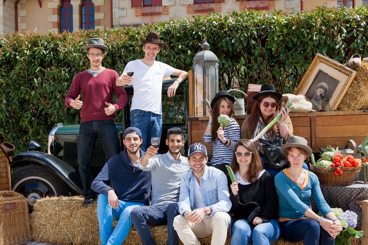 BordeauxMeeting's tweet photo. Journée bonne humeur: village français https://t.co/9uNnDAj4XG #teambuilding &amp; Incentive #eventprofs @Bordovino https://t.co/zFU3P4p9Tx