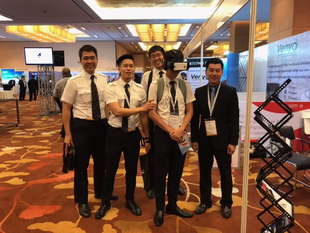 AlsimFlight's tweet photo. Singapore Flying College flying our ALX thanks to virtual reality! #APATS2017 https://t.co/fQureP8AP8