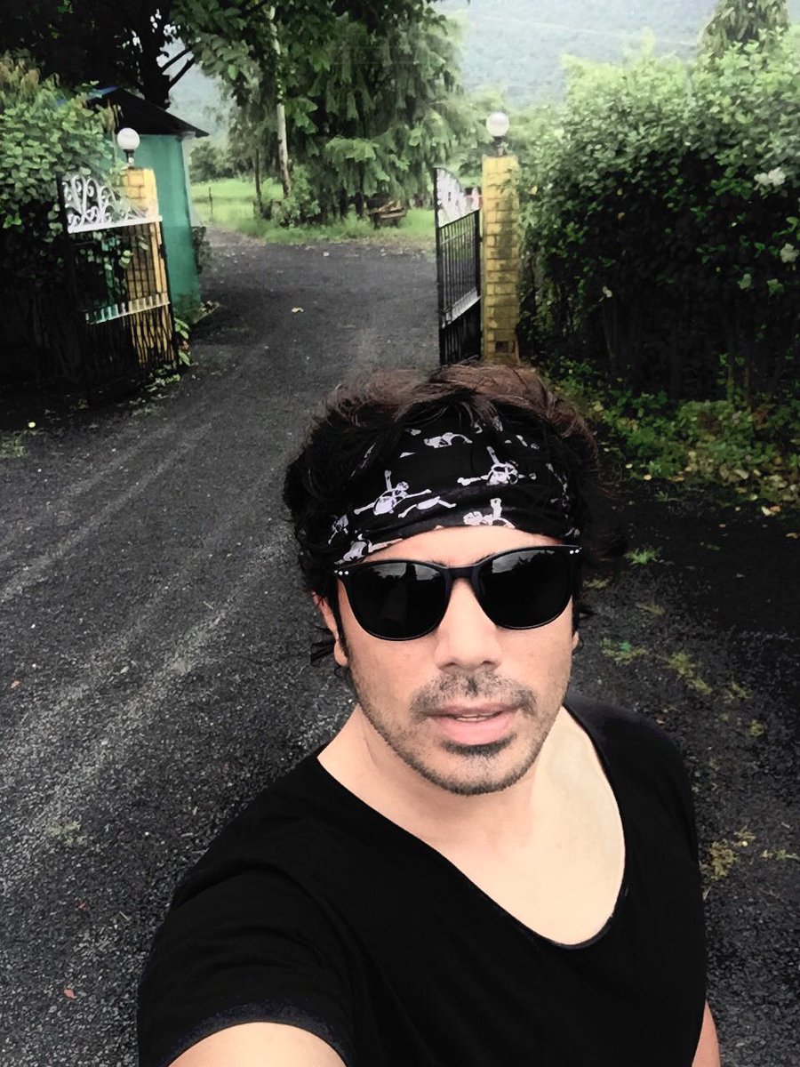 VikramMastal's tweet photo. Men In bLaKe.
#vikramsharma #menblack #hunk #black https://t.co/Cgi1ioHwvY