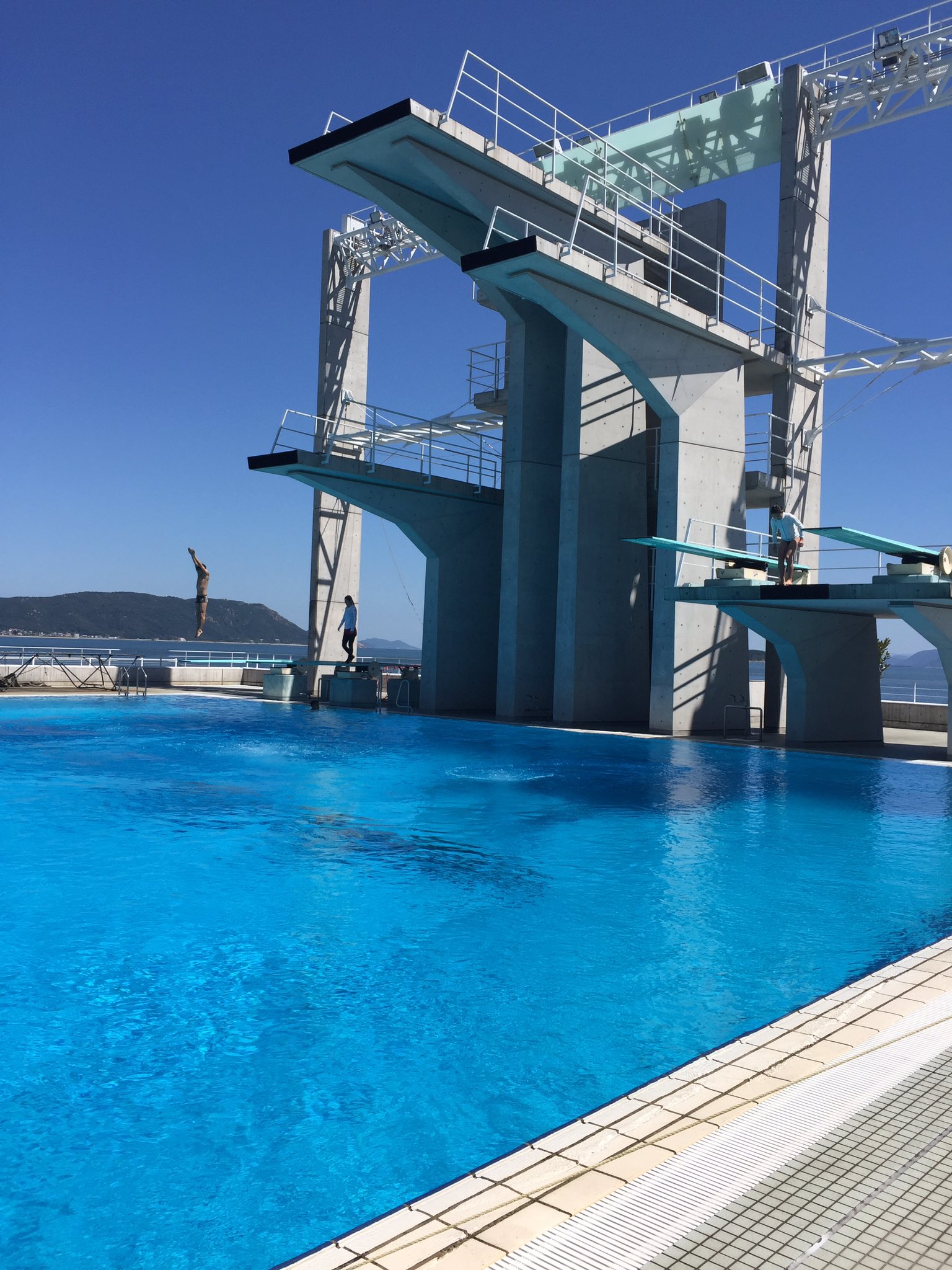 はしもとたかこ 最高の天気 瀬戸内海をバックに最高のロケーションで 人生初の飛び込み台チャレンジしてきた プールの深さにビビったけど 思ったより楽しくって調子に乗って飛びまくったー 追伸 10m 無理無理 児島マリンプール T Co