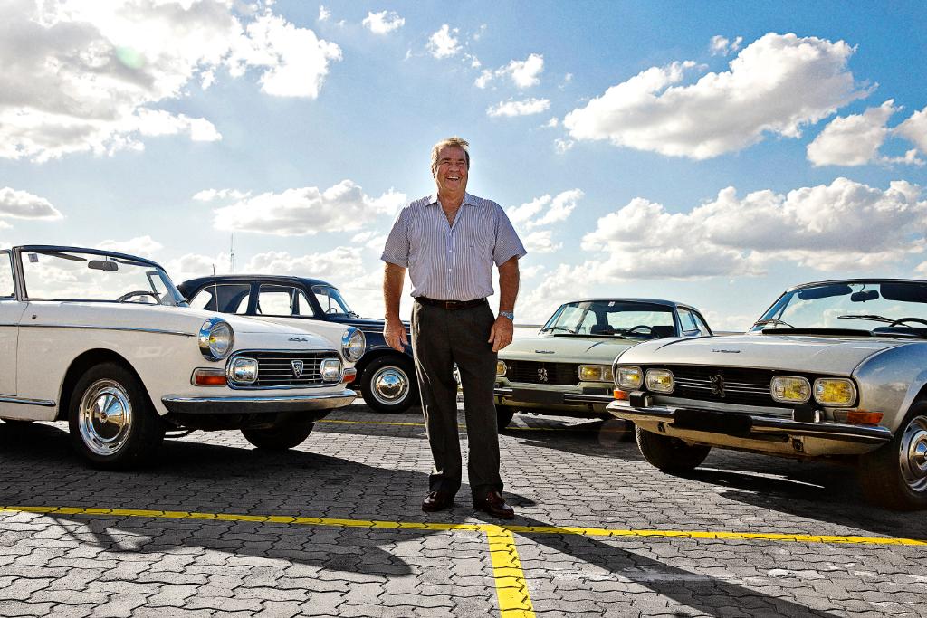 peugeotarg's tweet photo. "El coleccionista". Detrás de cada auto que colecciona hay una historia. Contanos la tuya. #TuProximoKm Fuente: Revista 60 Años Peugeot https://t.co/CCms3b0XhU