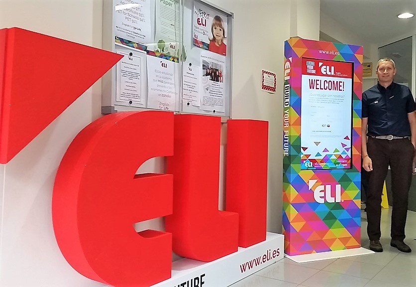 Interactuan2's tweet photo. 😎 #SoftwareInteractivo 👉 #Totem 👉 #StreetMarketing para academia #ELI, #Sevilla 👉 https://t.co/OzufpNFEaH @Interactuan2 Interactuando https://t.co/N5g0vxFUmL