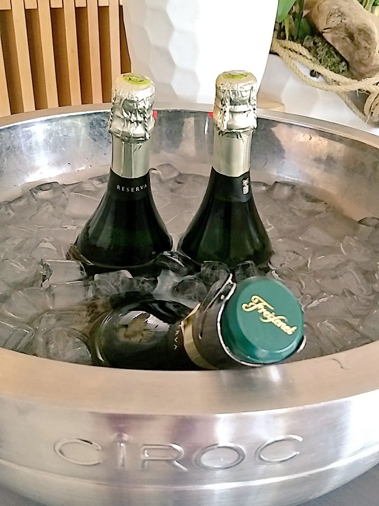 keep_going_hard's tweet photo. Una dulce 🍬 y burbujeante 🍾🥂 bienvenida en @hotelessilken @PuertaAmerica #CheckInLobby #NiceWelcome https://t.co/6ChXOZMOFI