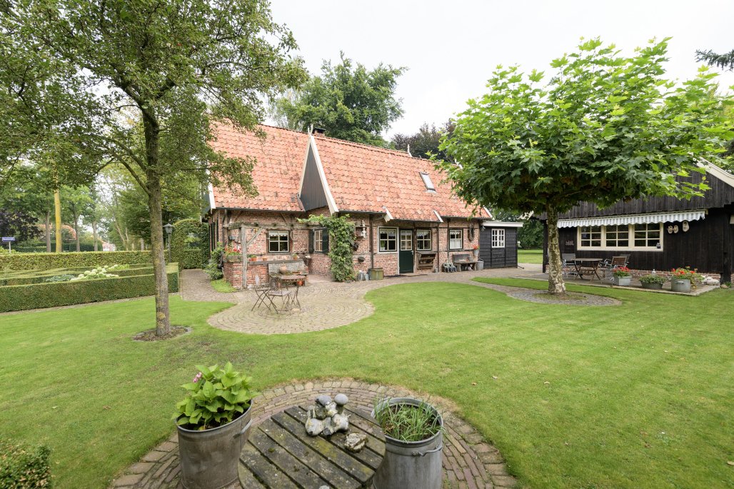 Bent u op zoek naar een karakteristiek gebouwde vrijstaande #Heelweg woning in #houtvakwerkstijl en met een ziel? kuenenmakelaardij.nl/ons-aanbod/won…