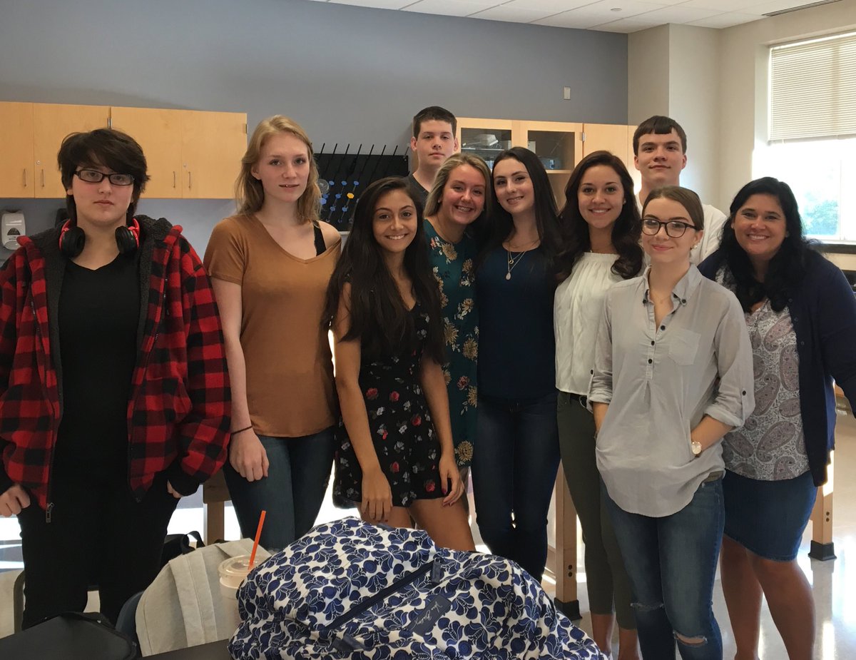 LydiaMiudo's tweet photo. First day of senior year!  #adv2215 new room same crew! https://t.co/kRnSNAArya