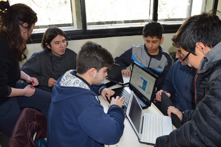 mzapatauncuyo's tweet photo. Alumnos crearon cortos para concientizar sobre el ciberbullying 👩‍💻👨‍💻🎞️
https://t.co/Z4UrFIYwPD vía @mdzonline @ConteGabriel 👍 https://t.co/eVuZ7ipC5z