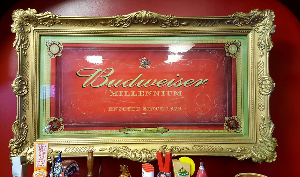 ChicagoBarShop's tweet photo. Vintage Budweiser framed and lighted extra large sign. Available now.
.
#vintage #chicagobarshop #chicagobarstore #art #decor #gifts https://t.co/5crXyTHZDJ