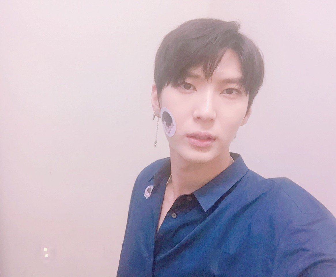 RealVIXX's tweet photo. 나는 로빅이다. 오늘 #빅스LR 요원들의 #Whisper 동대문 팬사인회 현장 #미션타임 대결에서 진 #레오 요원의 사진을 공개한다! 
#L_vs_R👬 #비누방울안보임주의
#스탈라잇 #내일또만나자 https://t.co/ym5XxYPdRW