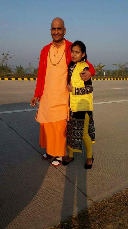 पुरानी कहावत है....
चोर को खाँसी!! और संत को दासी!!
मुसीबत में डाल देती है!!