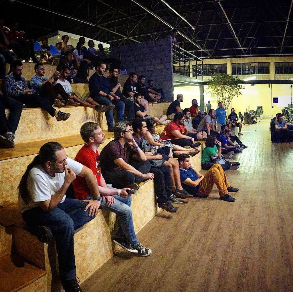 indie_warehouse's tweet photo. Um espaço para trocarmos experiência. Isso é muito ❤️ #coworking #brasilia #feitoembsb #indiegames #gamedev https://t.co/l4w4ASvouG