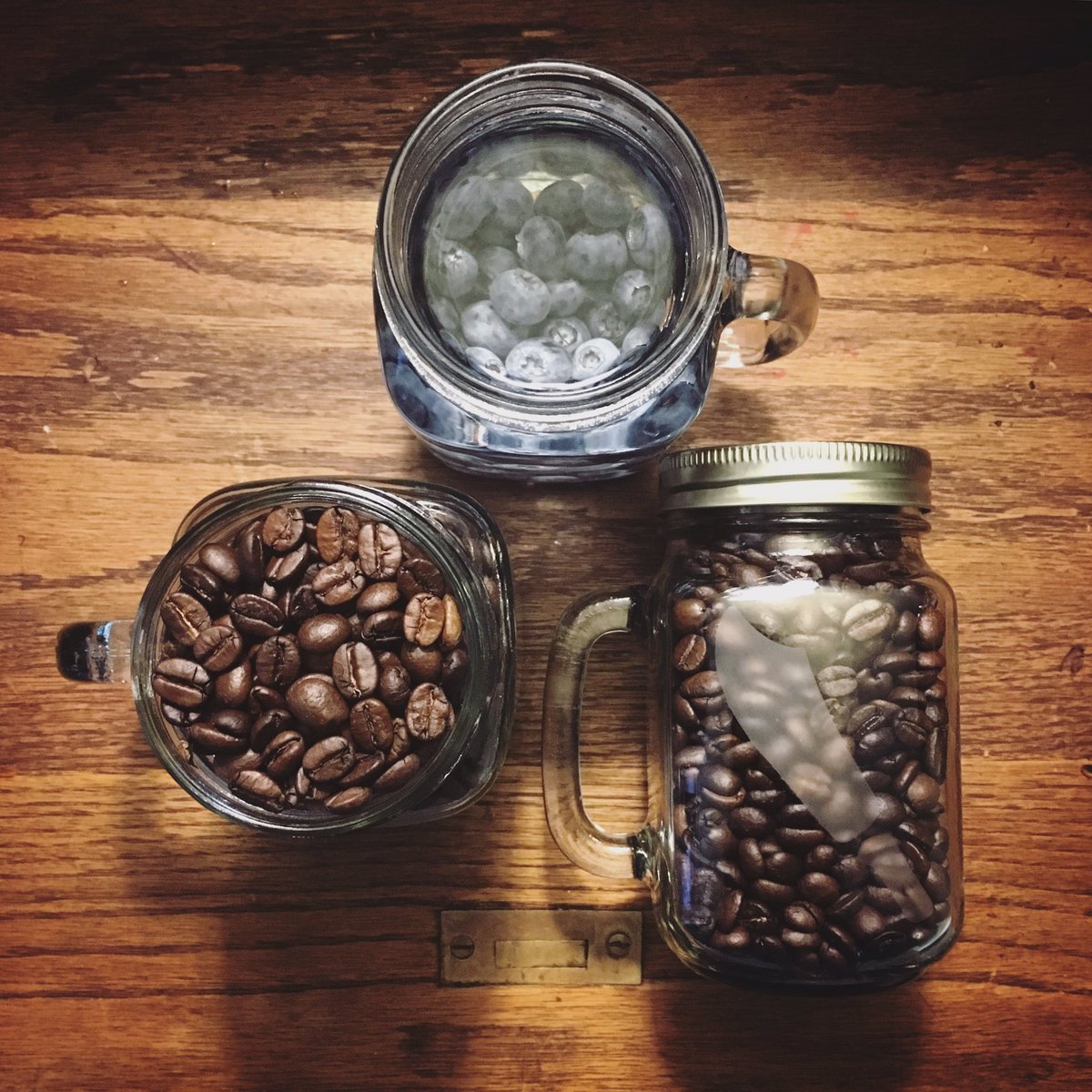 cutlasscoffee's tweet photo. ☕️ Good morning ☕️
Current roast: Brazil Fazenda Alta Vista. 
Smooth, cocoa, hazelnut, citric, sweet.
https://t.co/X9BjyJSC8m
#cutlasscoffee https://t.co/rTRzOiDirh