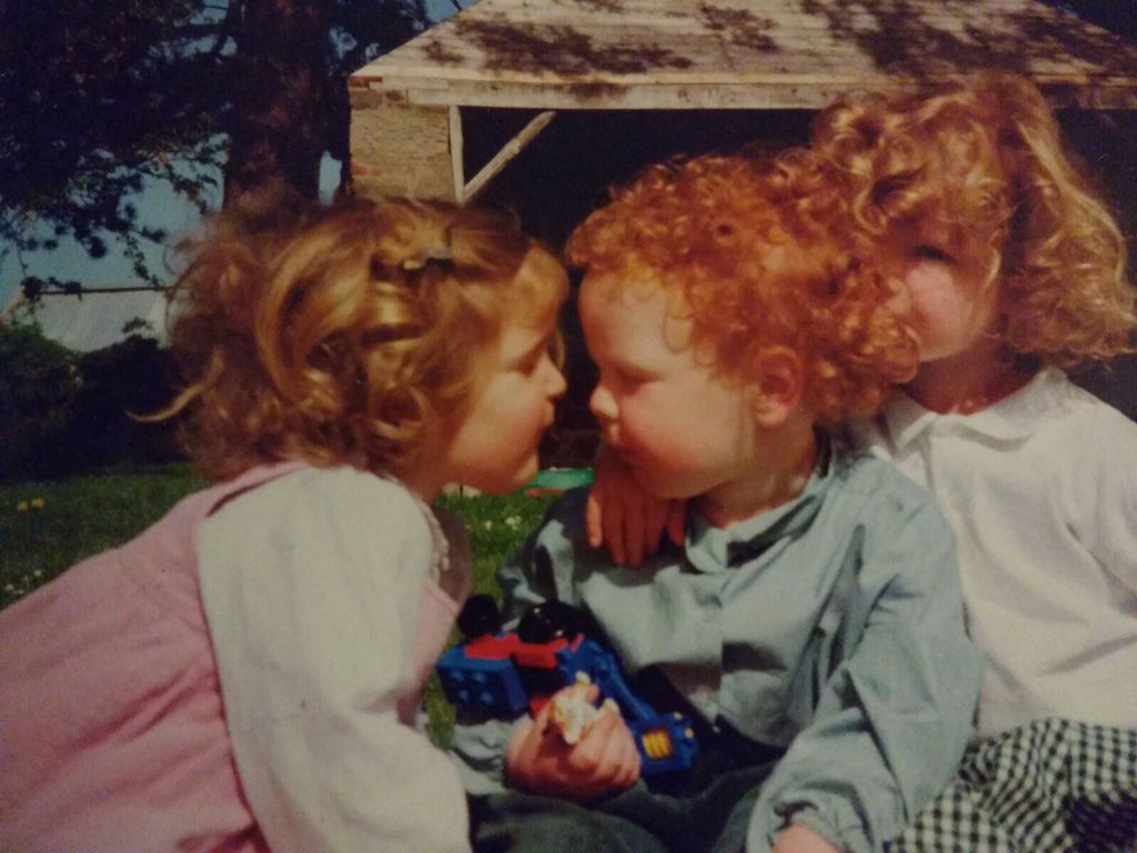 cvjoicey's tweet photo. @RebeccaLock22 I found this the other day...Me with two of my siblings 😂 #missingone #redheadbrigade #imattheback 🙈 https://t.co/u9XS65ZTh8