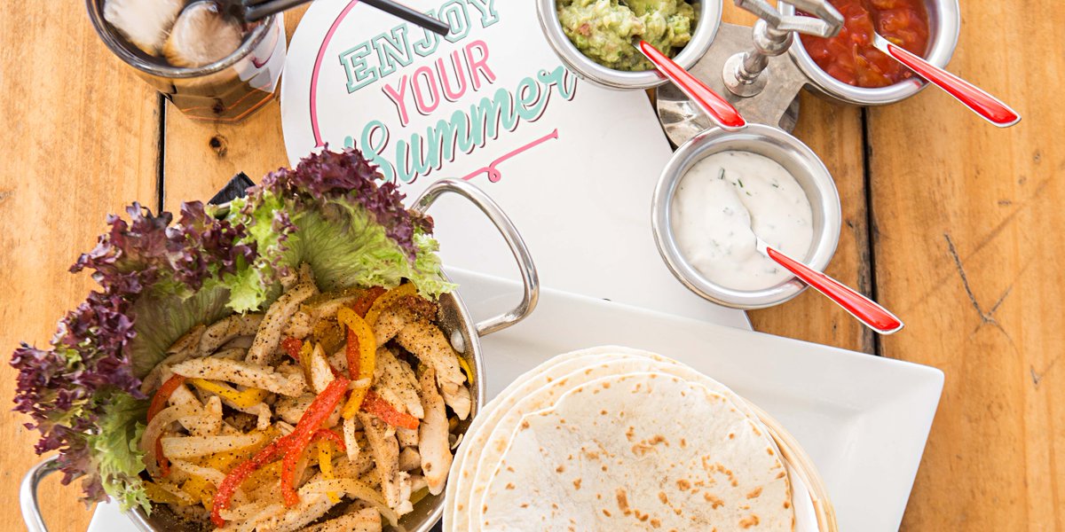DunesIbiza's tweet photo. Enjoy a feast with friends at #DunesIbiza #PlayadenBossa https://t.co/1yPJIUBblf
