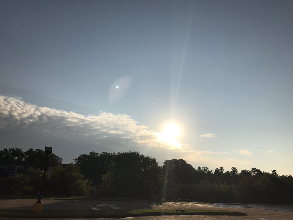 espeinyoface's tweet photo. A beautiful sight !!!!! #HoustonStrong @rodryanshow @KHOU @abc13houston - the sun is out and we made back to work. https://t.co/rpemeOKhEE