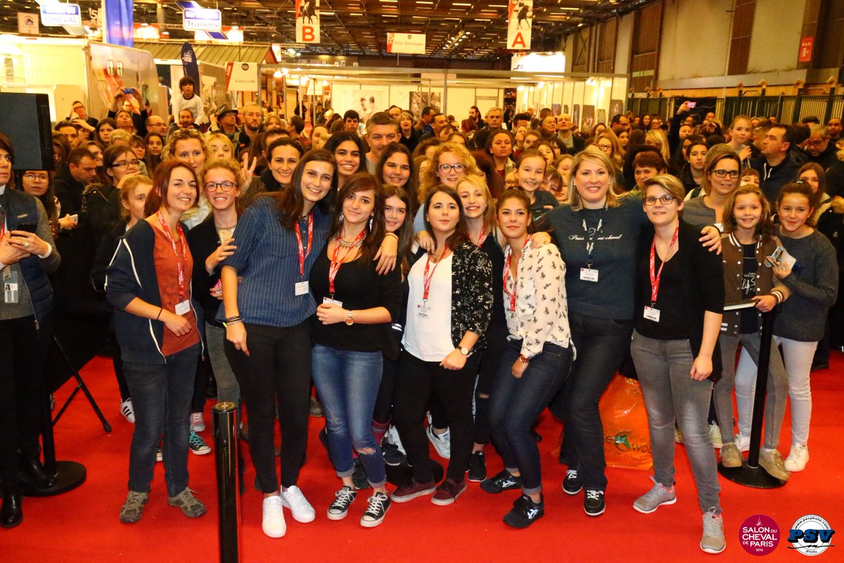 SalonduCheval's tweet photo. Petite pensée à toutes les #blogueuses et #youtubeuses équestres en cette #journéemondialedublog ! Petit souvenir du #meetup2016 📸🎥🐴 https://t.co/jvK9RBjlma
