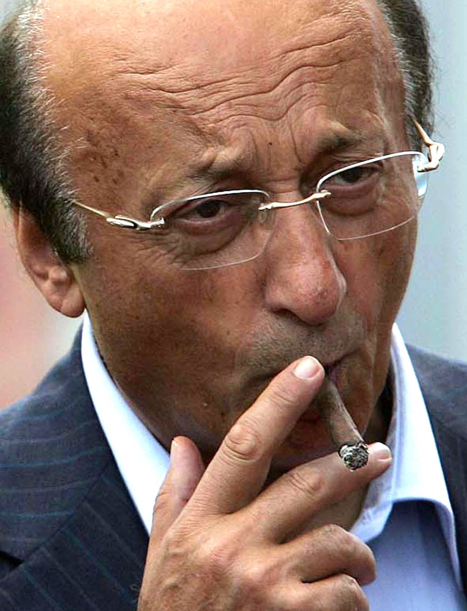 s_tamburini's tweet photo. Calcio da non dimenticare. Quando Moggi (dg al Torino) pagava sesso e shopping agli arbitri di coppa Uefa. https://t.co/mZ3TdvYC0p https://t.co/fbOZrNvf6w