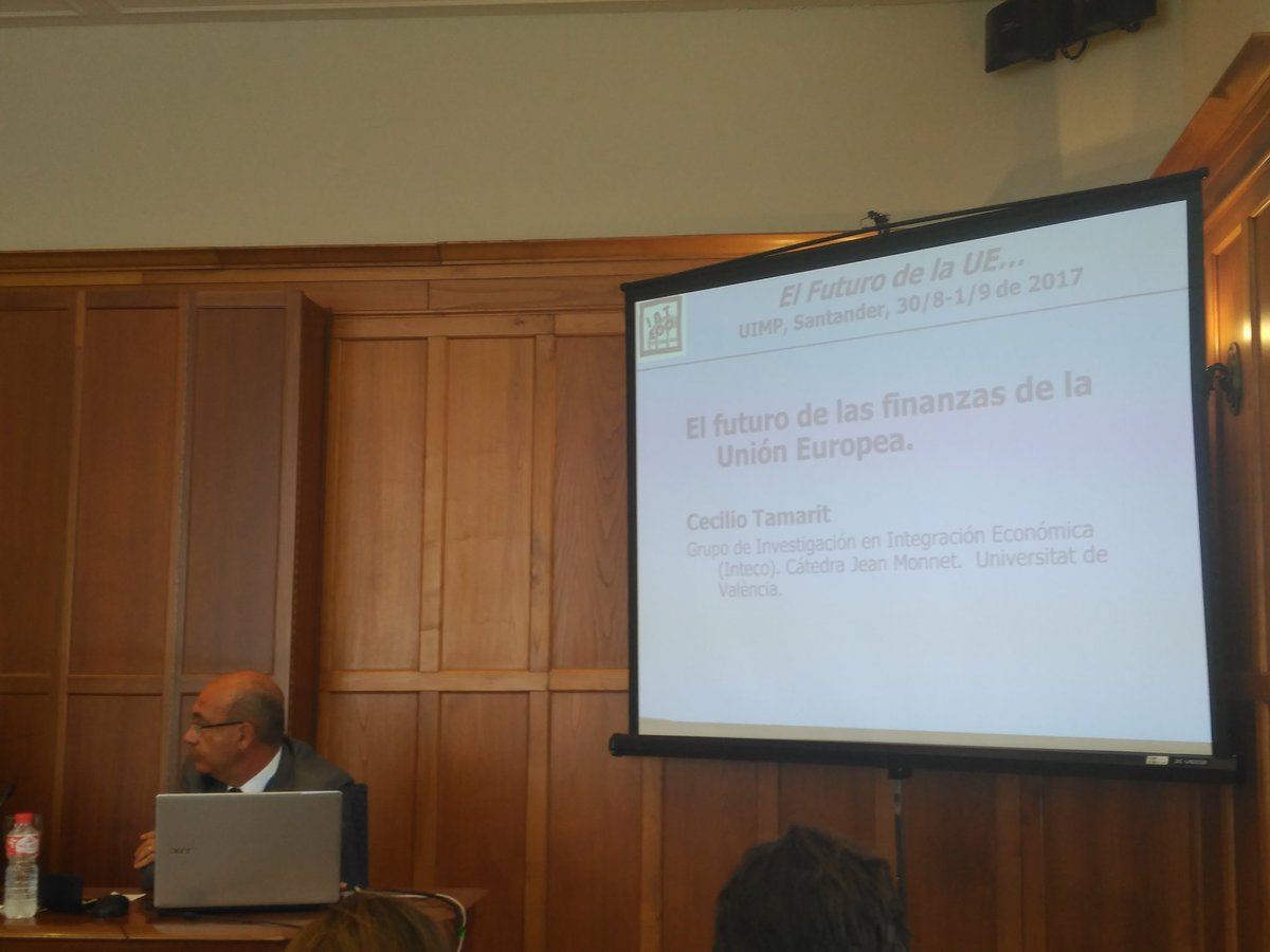yasemoseuropeos's tweet photo. Empieza la conferencia "el futuro de las finanzas de la UE🇪🇺" de @cecilio31 en el #cursoUIMP #futuroUE https://t.co/e6rPpjfELC