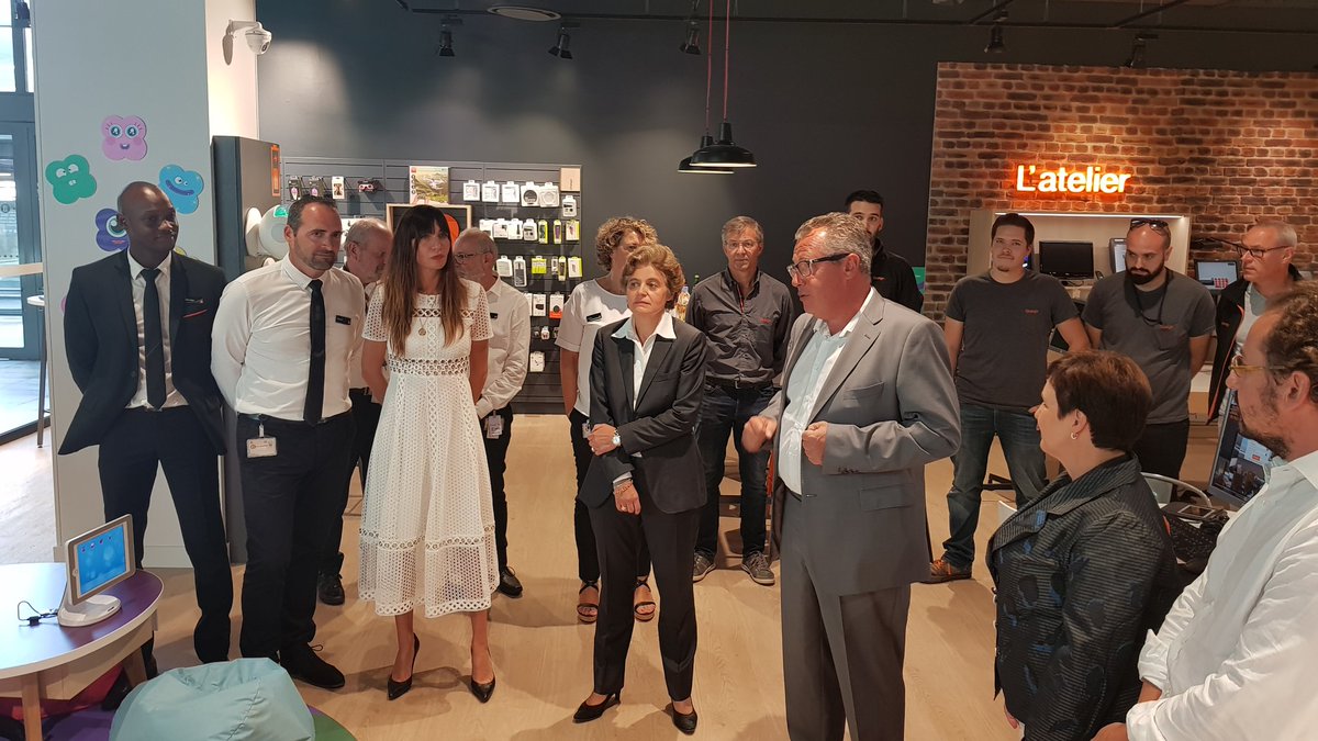 florentfaure33's tweet photo. Inauguration de notre beau megastore #Orange Begles Rives d'arcins avec @laurence_jdn @vincebouyer @cbpbaste https://t.co/qjag8BH7TZ