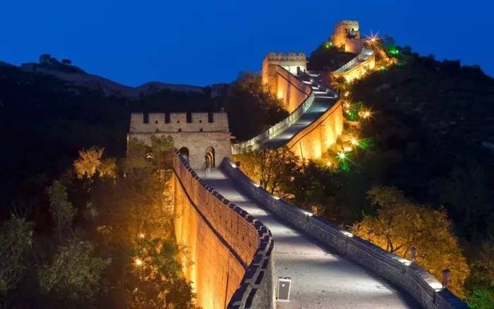 sunnyliu3012's tweet photo. #ETCHLIGHTING Through the landscape lighting,#Beijing Badaling #GreatWall shows its different sides of the day and night. https://t.co/vxVnDpSUj0