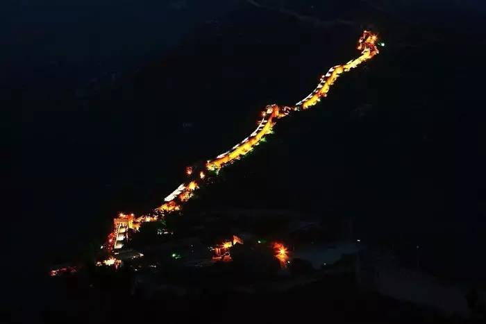 sunnyliu3012's tweet photo. #ETCHLIGHTING Through the landscape lighting,#Beijing Badaling #GreatWall shows its different sides of the day and night. https://t.co/vxVnDpSUj0