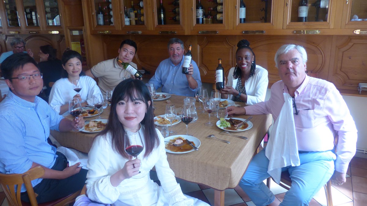 WINE has no boundaries 🍇 🍷🍇 
Cheers to new friends, to #China 🇨🇳  #France 🇫🇷  #Kenya 🇰🇪  #wineandspicemakeseverythingnice