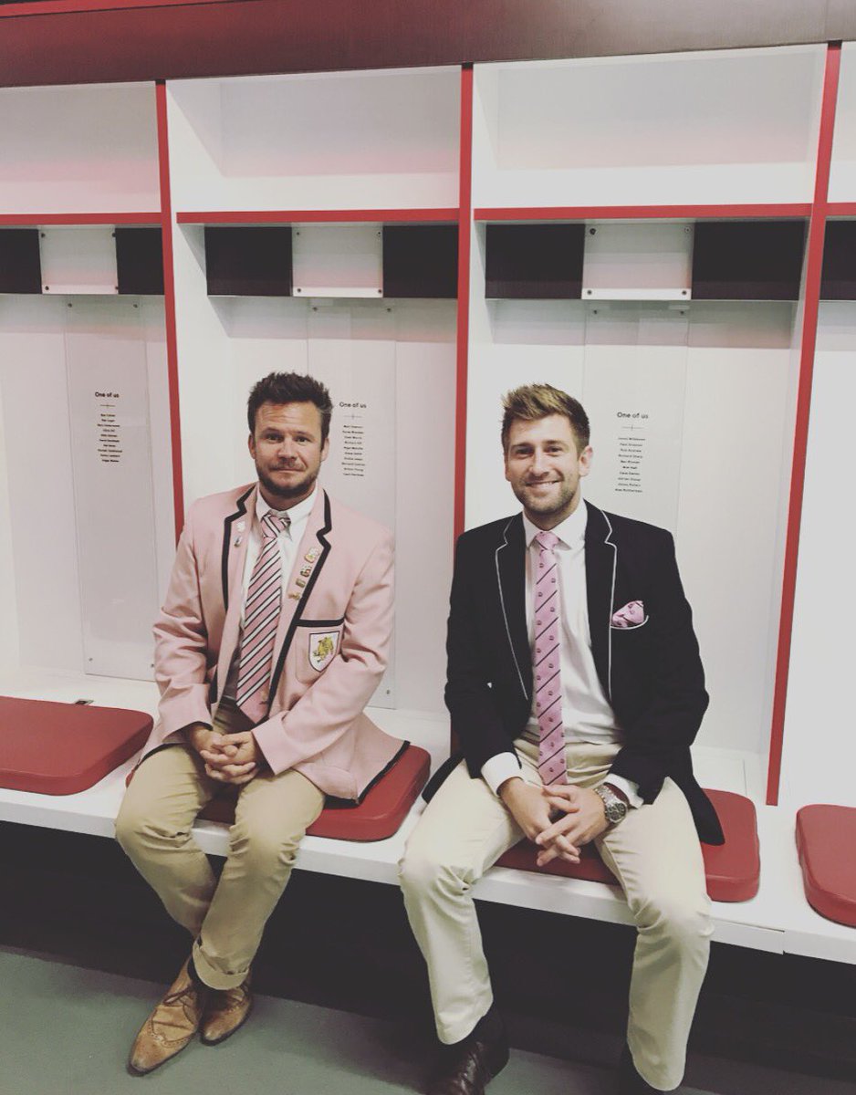 VoodooSport's tweet photo. If you were at the @nationalrugbyaw last night and loved our club blazers, get in touch. #britishwool #beerproof #NationalRugbyAwards https://t.co/TGk65eUrDc