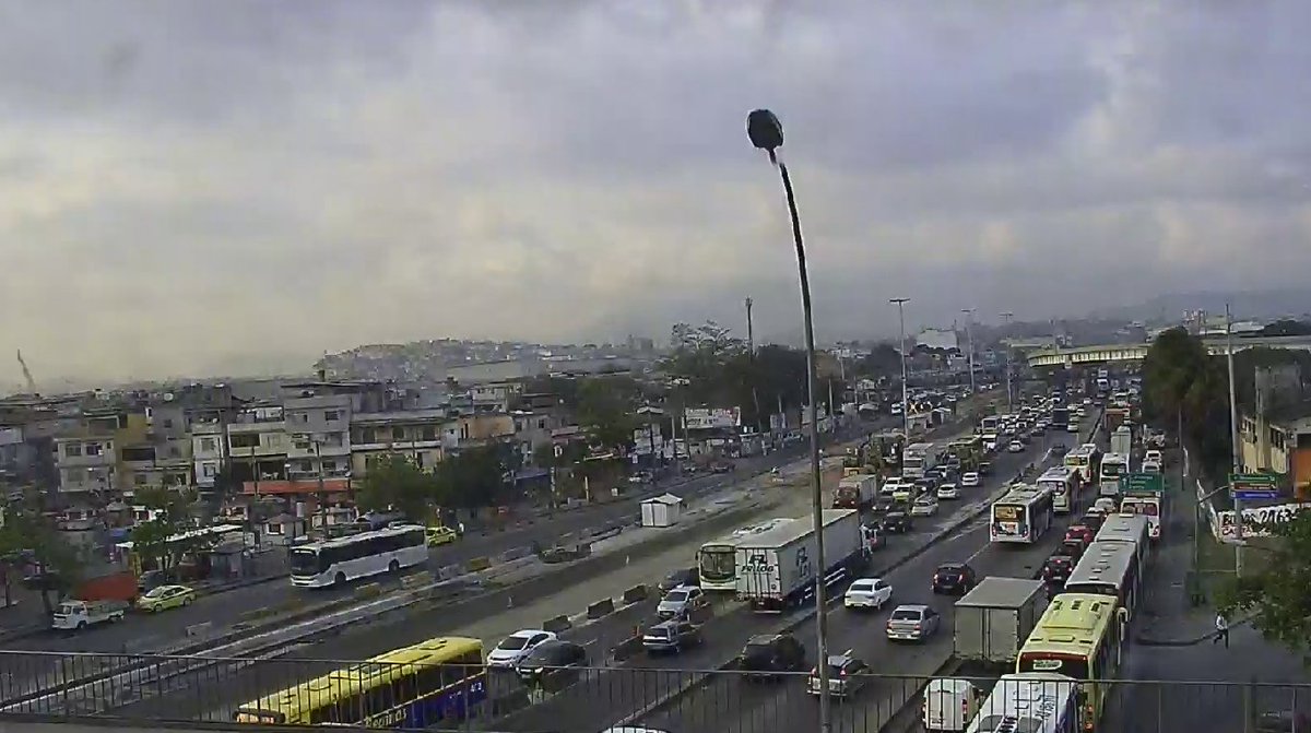 OperacoesRio's tweet photo. AV. BRASIL | Retenções p/ o Centro, altura de Realengo e de Irajá até Bonsucesso. 1 faixa segue ocupada no sent Z.Oeste, em Ramos. Acidente. https://t.co/ugmNA4iYef