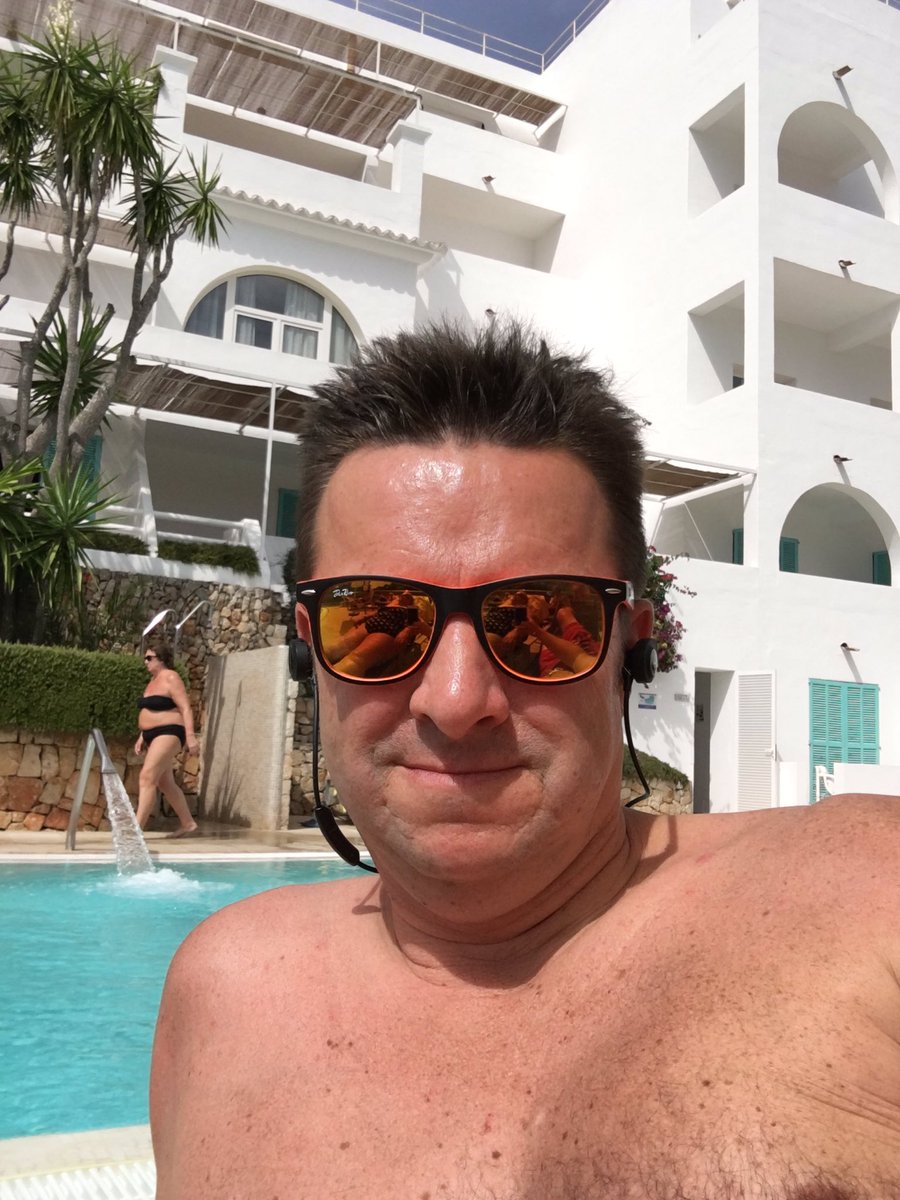brockwell68's tweet photo. Just laying in the sun listening to Talksport transfer deadline day. 🌞😎⚽️ #transferdeadlineday #holiday #talksport #mallorca https://t.co/q10B4QUMmZ