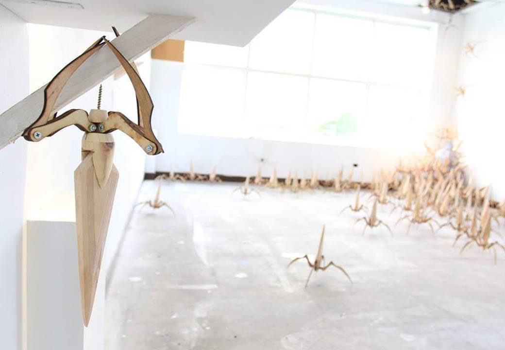 slyartspace's tweet photo. 在意識共生的個展前，先來介紹一下，藝術家過去的系列作品，同時大家��可以藉由過去的作品來更深入了解藝術家及本次的創作。陳泳丞 <入侵系列-入侵者> Chen 木料、螺絲，依場地而定  ,2013「入侵」。 https://t.co/mNO6S89GJ1