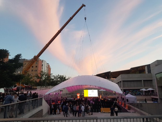fadbarcelona's tweet photo. El auditorio efímero del #FADfest17 en @diarioDESIGN https://t.co/alJmwojaUV ¡Descubre cómo se hizo! https://t.co/ypLGsiMomu
