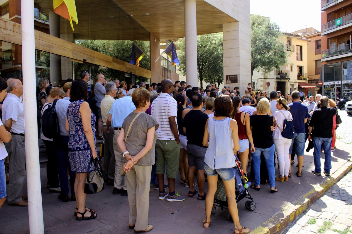 lonzeinfo's tweet photo. Caldes expressa la seva solidaritat https://t.co/pIt6XTOhqz #CaldesdeMontbui #Barcelona #Cambrils #17agost https://t.co/8iw8yBVoaw
