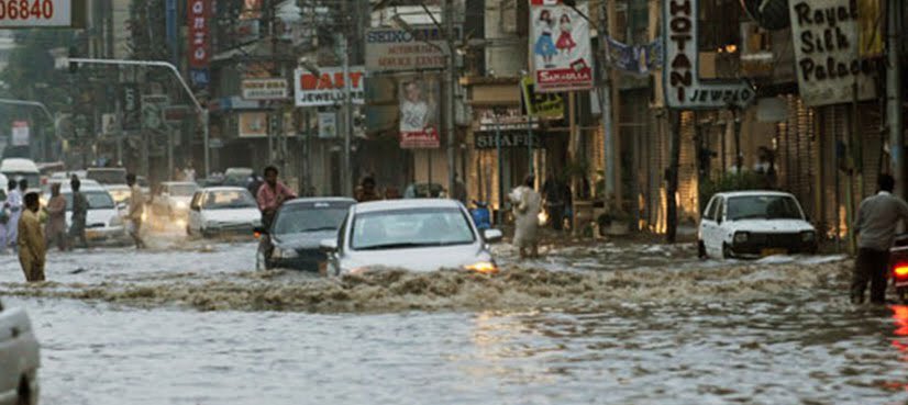 NadeemfParacha's tweet photo. Karachi has always been vulnerable to urban flooding. 
Pic 1: Saddar area in 1944
Pic 2: Saddar, today https://t.co/G3eXhjUver
